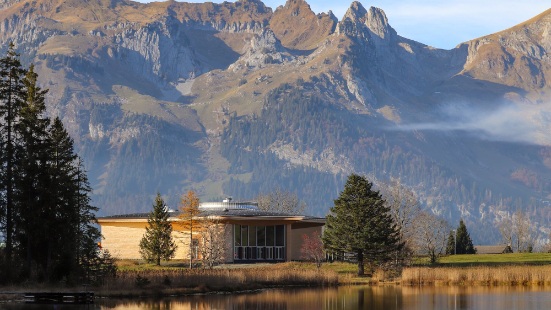 Klanghaus Toggenburg vor imposanter Bergkulisse
