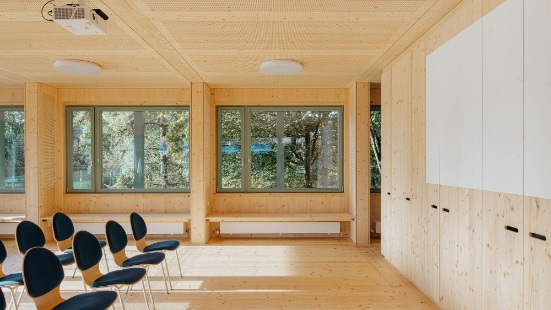 Innenaufnahme des Sportfeldpavillons mit Innenausbau aus Holz.