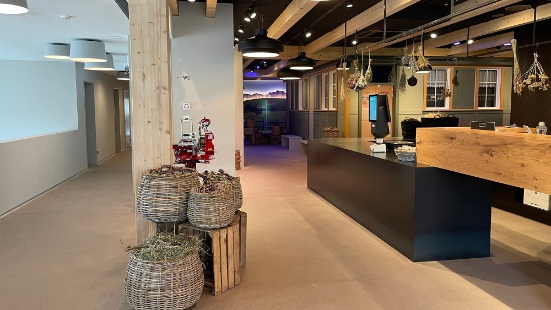 Innenansicht des Kassenbereichs des Breitenmoser Gustariums in Steinegg. 