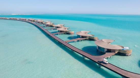 Luftaufnahme der Wasservillen des Hotels «The St. Regis Red Sea Resort» 