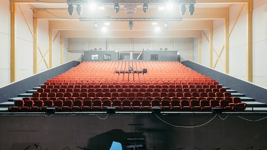 Zuschauerraum mit roten Sitzen im Theaterprovisorium St. Gallen.