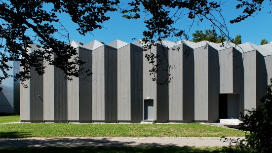 Aussenansicht graue Holzfassade 