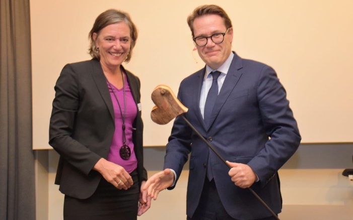 Le conseiller aux États Beni Würth félicite Katharina Lehmann pour le prix de reconnaissance de la Fondation Hans Huber.
