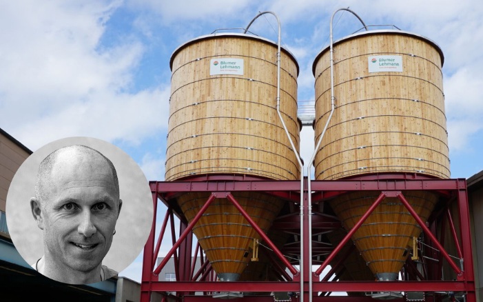 Porträt Daniel Goldinger mit Silos im Hintergrund