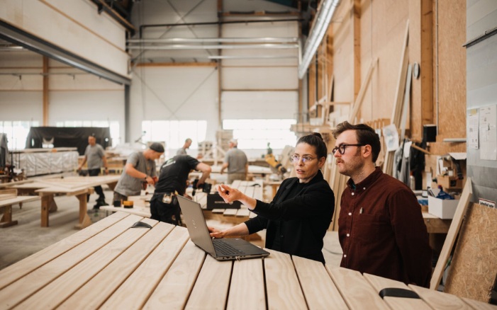 Ursula Frick mit Bertie Hipkin in der Produktionshalle