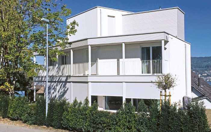 Gesamtaufnahme vom Einfamilienhaus mit Sicht auf den Bodensee bei schönem Wetter
