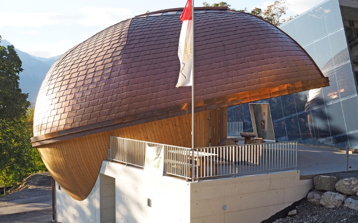 Das Wartehäuschen neben der Staubernbahn-Talstation hat die Form einer Walnuss.