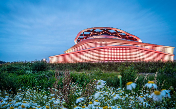 Le Holland Casino de Venlo en construction en bois free form de forme libre