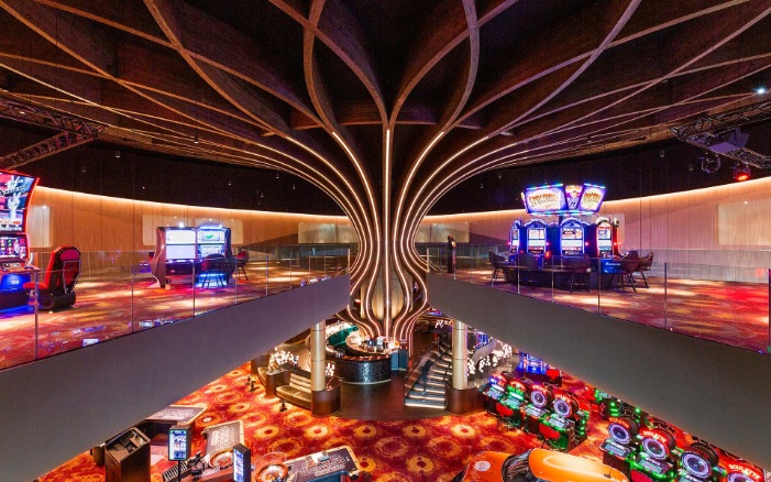 La colonne en bois de forme libre constitue l'élement central de l'atrium du Holland Casino de Venlo.