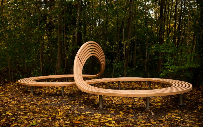 Holzobjekt "Resilienzband" im Outdoor-Parcours der psychiatrischen Universitätsklinik Zürich