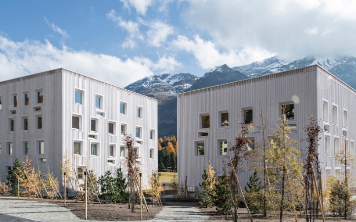 Vue de deux immeubles collectifs à Champfèr.