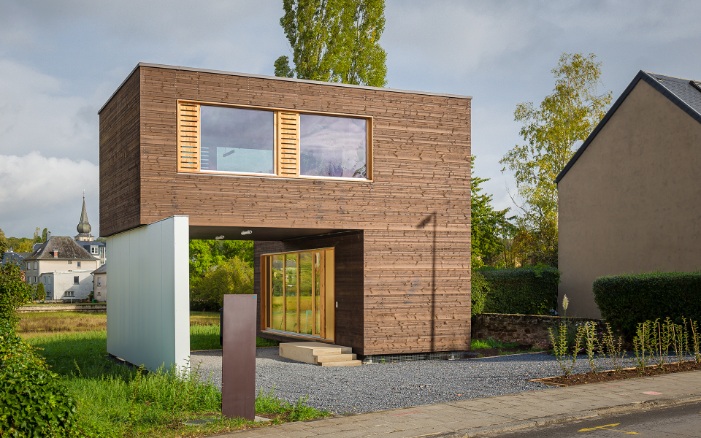 Individuelles, flexibles Modulhaus als Bürogebäude aus wiederverwendeten Holzmodulen.