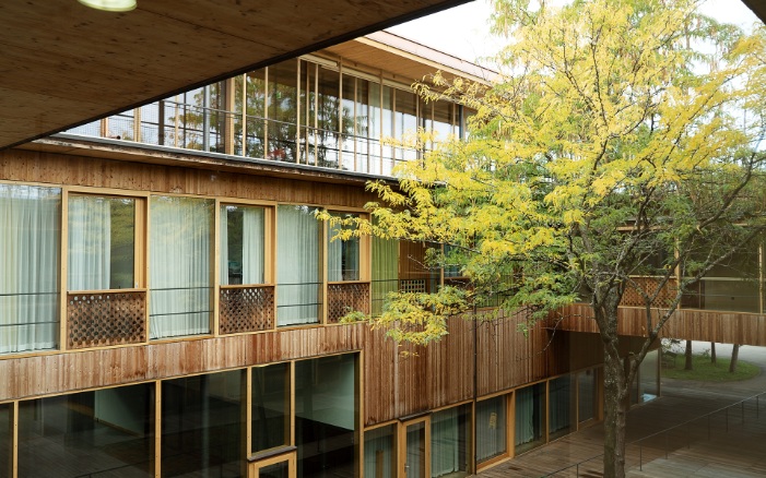 Vue de la cour intérieure avec l’extension ainsi qu’un arbre