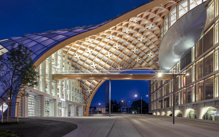 Vue de l’impressionnante ossature grillagée en bois de l’immeuble de bureaux Swatch