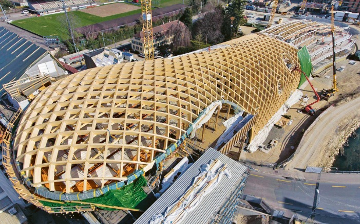 Vue aérienne de la construction à ossature en bois du bâtiment principal de Swatch. Construction en bois de formes libres de la plus haute précision.