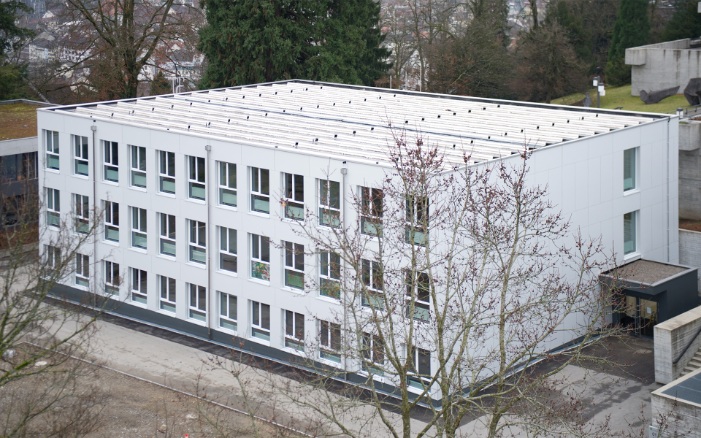 Une construction temporaire et modulaire a été construite pour mettre à la disposition de l’Université de Saint-Gall suffisamment de salles de séminaire et de salles dédiées au travail en groupe pendant la transformation.