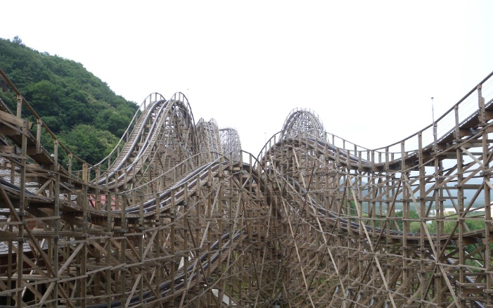 Gros plan de montagnes russes en bois