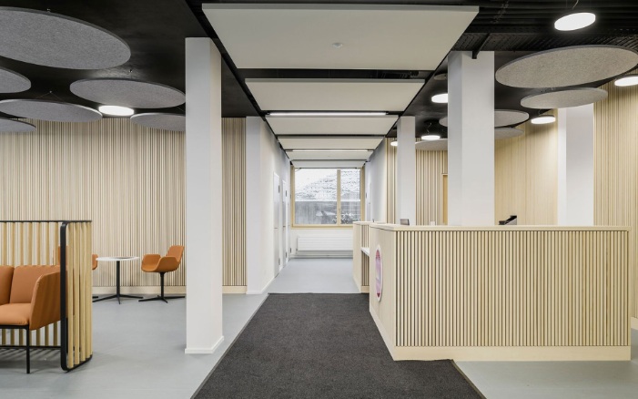 Reception area in the Mosnang medical centre with timber interior fittings