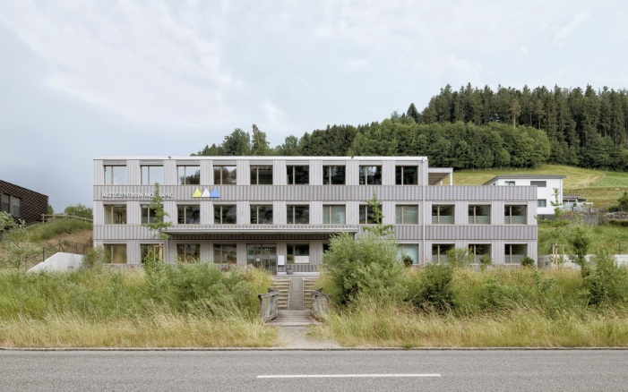 Gesamtansicht des neuen Ärztezentrum Mosnang