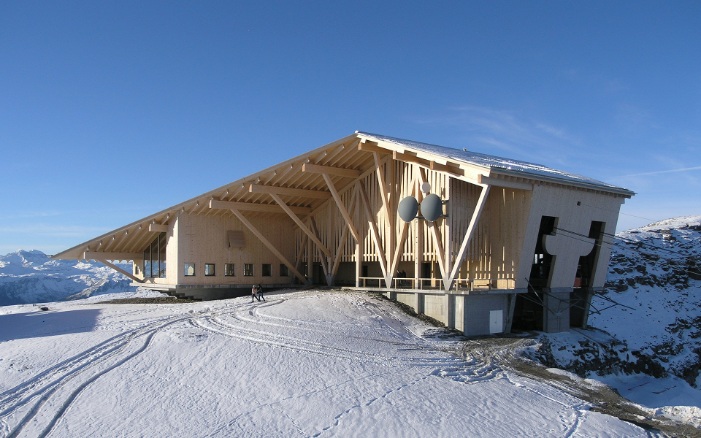 Ostansicht Bergastthaus Chäserrugg im Toggenburg im Schnee mit blauem Himmel 