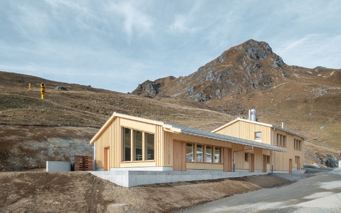 Vue générale de l’habitation du personnel de l’alpage et des locaux de restauration en bois