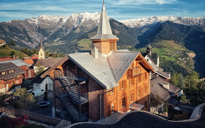 In the village of Morissen in the canton of Graubünden, set against a backdrop of mountains: the renovated and redeveloped Lampart’s Val Lumnezia Guesthouse.