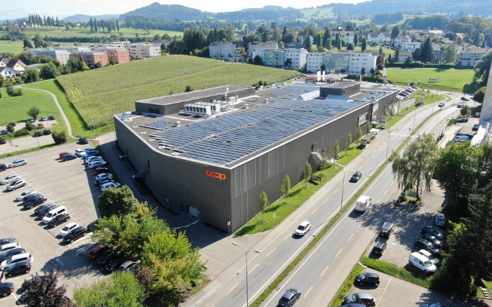 Full bird’s-eye view of the Coop Super Center in Uzwil with pre-greyed timber facade.