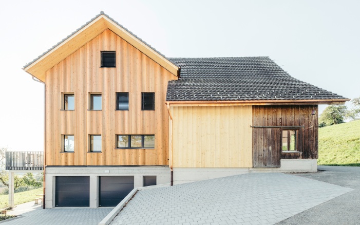 Vue générale de la nouvelle maison individuelle avec l’ancienne grange 