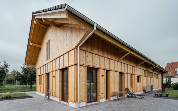 Gesamtansicht Neubau in Holzbauweise von der Seite 