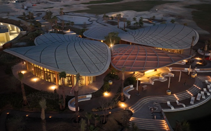 club de golf Shura Island, structure bois toiture, Blumer Lehmann, design organique, complexe de golf mer Rouge, architecture de nuit, construction durable en bois, toit courbé, point fort architectural Arabie Saoudite