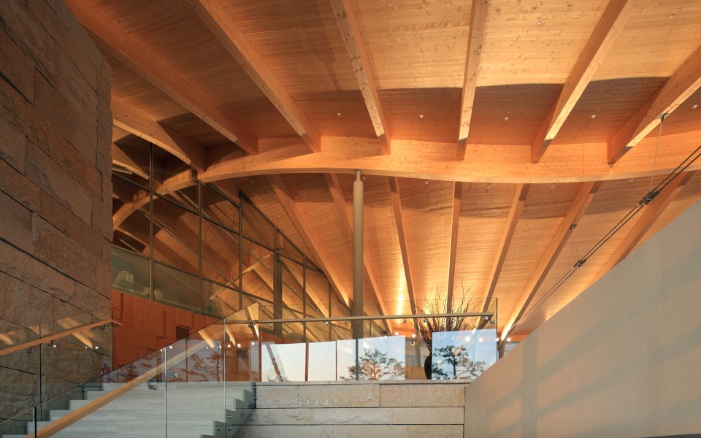 Innenaufnahme der Treppe sowie der Dachstruktur des Hillmaru Golfclubhaus