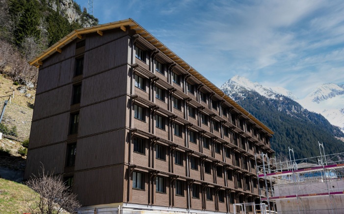 Overall view of the staff accommodation building in Göschenen made using timber modules