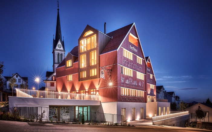 Hell erleuchtetes Hotel-Restaurant Dorfhus Gupf im Appenzellerstil