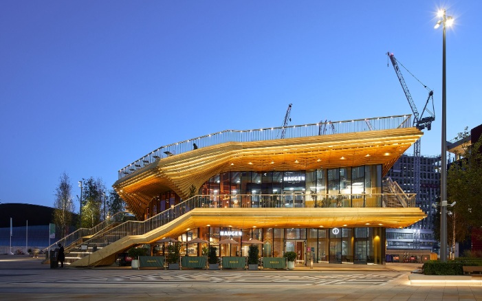 Hell erleuchteter Pavillon bei Nacht 