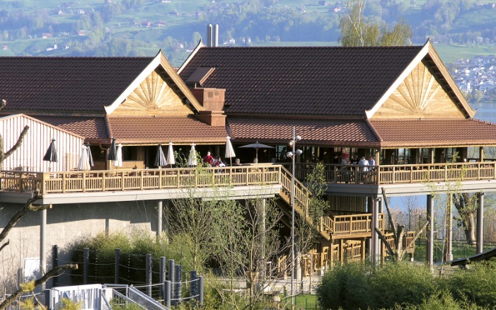 Ein Blick auf das Restaurant als auch das umliegende Gehege.