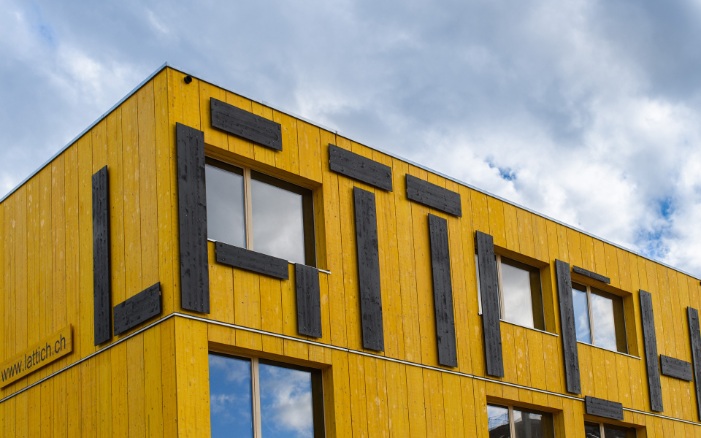 Le bâtiment jaune du Lattich Areal à Saint-Gall avec son lettrage noir frappant.