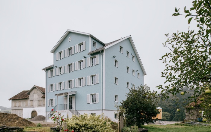 Maison plurifamiliale de quatre étages avec façade en Eternit bleu clair