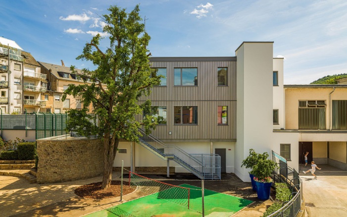 Vue extérieure du nouveau bâtiment scolaire en construction modulaire en bois