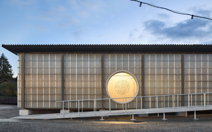 Gesamtansicht der Sporthalle mit Rampe
