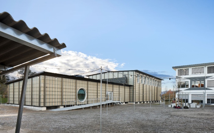 General view of the temporary sports hall at the Uetikon am See cantonal school.