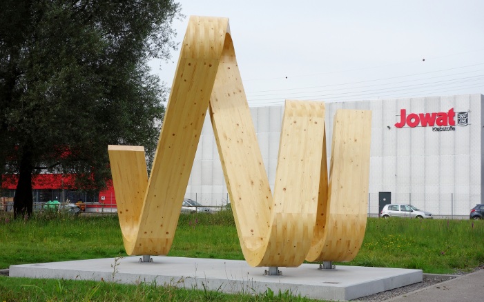 In Zusammenarbeit mit dem Künstler Urs Twellmann ist eine Skulptur für die Firma Jowat entstanden. 