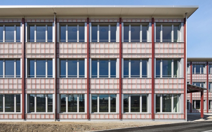 School in modular timber construction with coloured façade