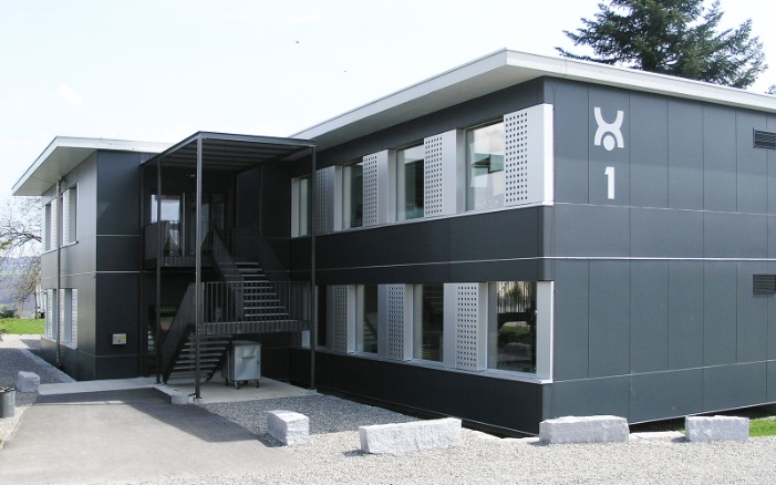 La construction modulaire à deux étages offre suffisamment d’espace pour des cours instructifs.