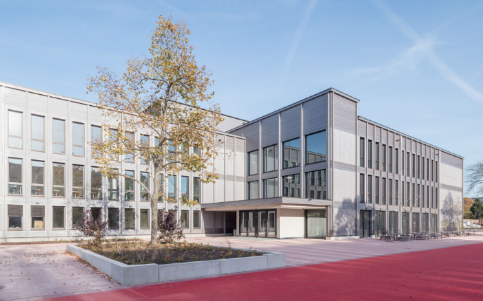 Gesamtansicht der Schule Schilfweg, Dresden, in Holzmodulbauweise