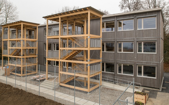 Bâtiment scolaire modulaire avec trois étapes et cage d’escalier