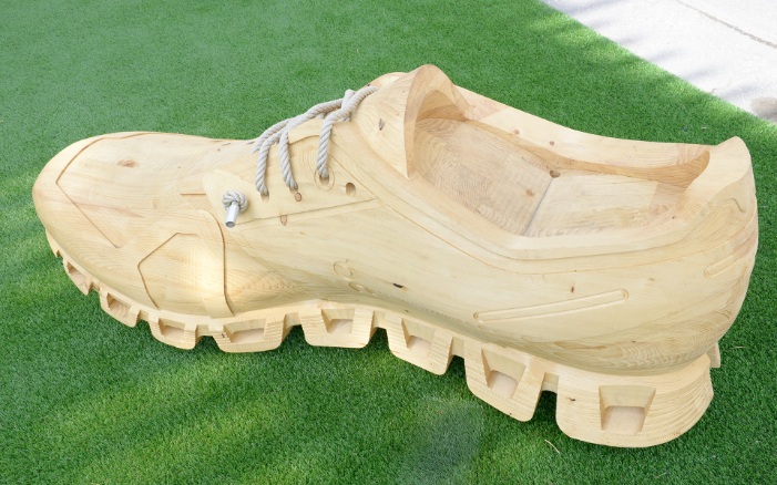 Cette construction en bois n’est pas aussi légère qu’une vraie chaussure de sport, mais tout aussi sportive