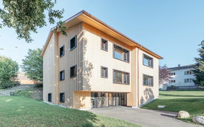 Vue générale du nouveau bâtiment de trois étages pour les structures d’accueil de jour avec façade en bois