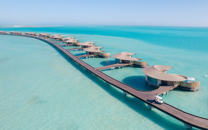 Vue aérienne des villas aquatiques de l'hôtel "The St. Regis Red Sea Resort 