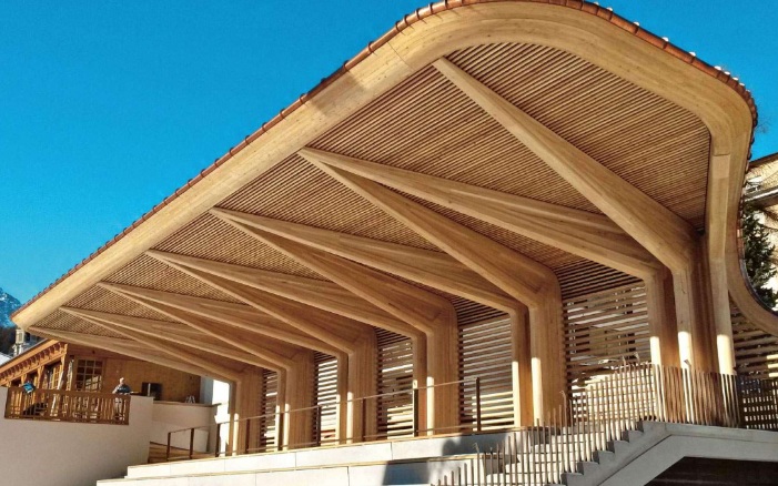 Vue d’ensemble de la tribune à Saint-Moritz sous un ciel bleu