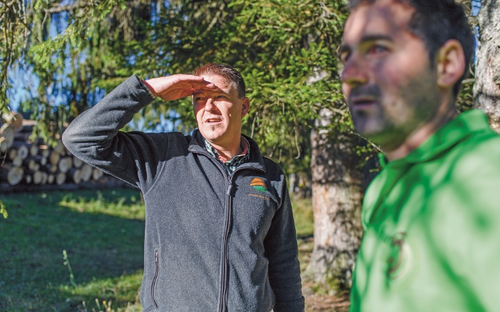 Prise de vue en plein air de Roger Wegmüller, acheteur de grumes, lors de la collaboration avec le garde forestier